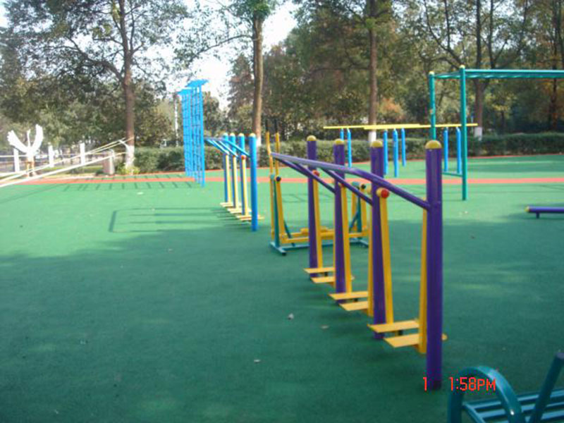 望城县第一中学健身路径及器材铺装